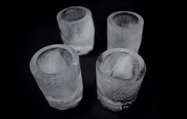 Eiswürfelbehälter für eigene Shot Gläser